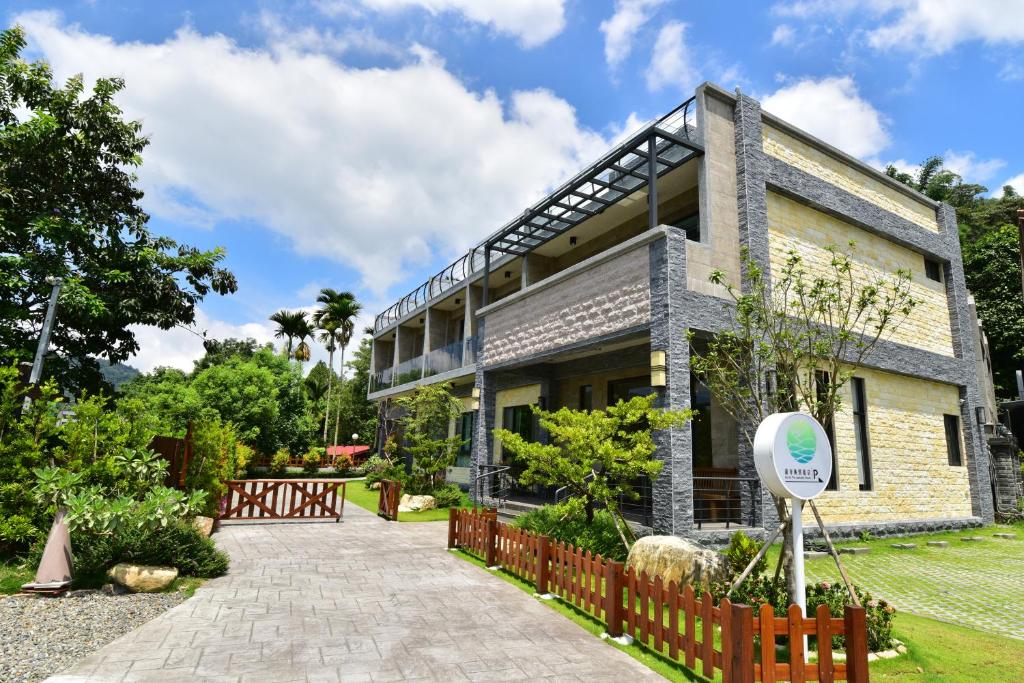 湖岸風情民宿