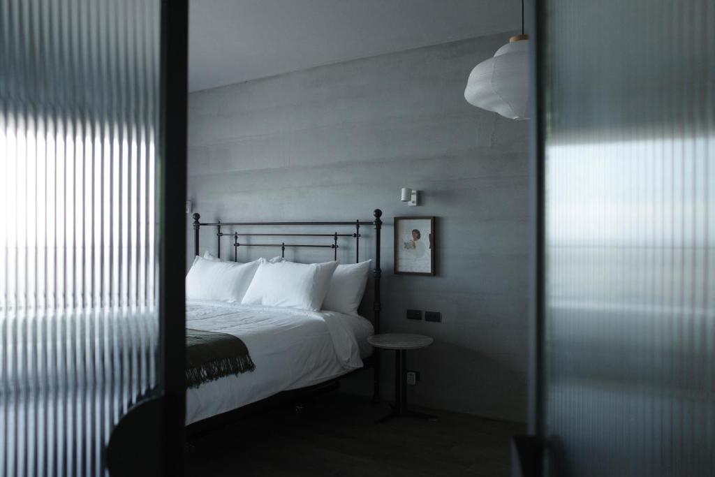 Inn the Midst 淺山深居