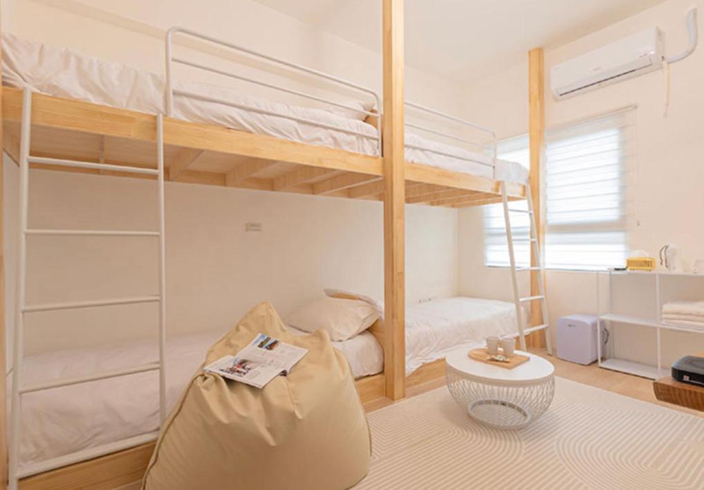 宇宙日光小公寓 Universe And Sunlight Apartment